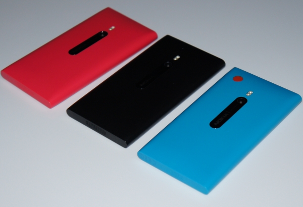 Nokia Lumia 800 в трех цветовых исполнениях