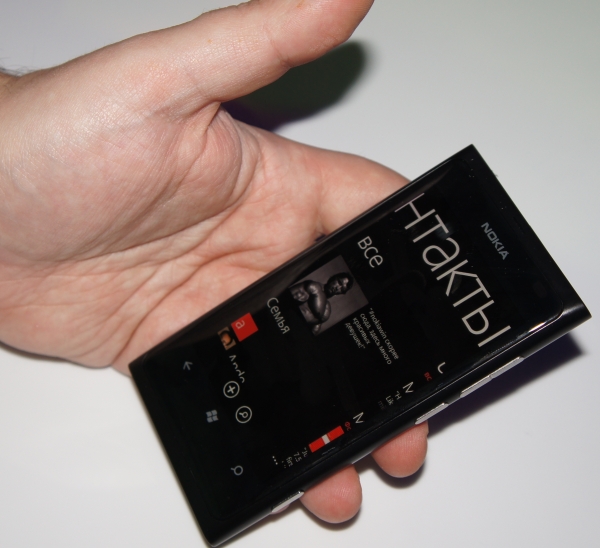 Nokia Lumia 800 в руках