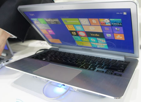 Samsung привезла на IFA ноутбук с двум экранами, работающий под управлением Windows 8