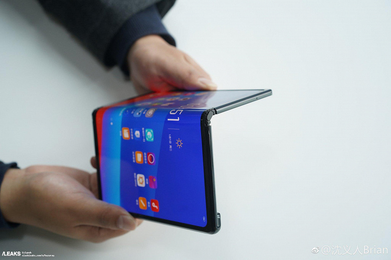 oppo-foldable-phone-hands-on-703_large_l