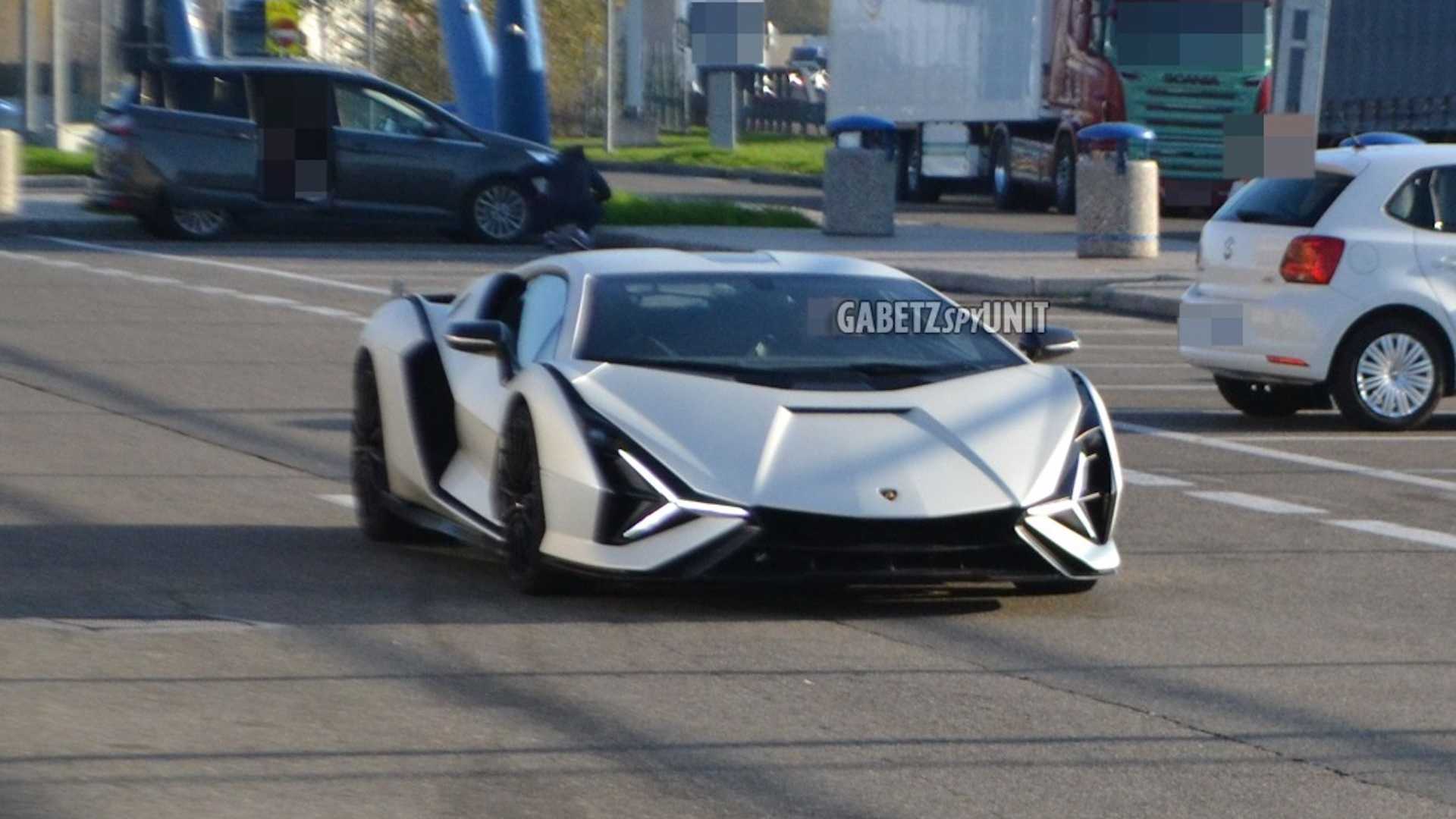 Космолет» на дорогах общего пользования. Гибридный Lamborghini Sian PCF 37  засняли вживую