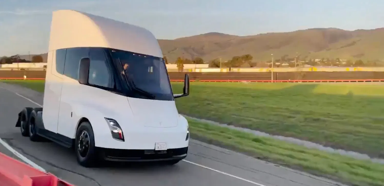 Tesla впервые продемонстрировала электрогрузовик Tesla Semi в движении