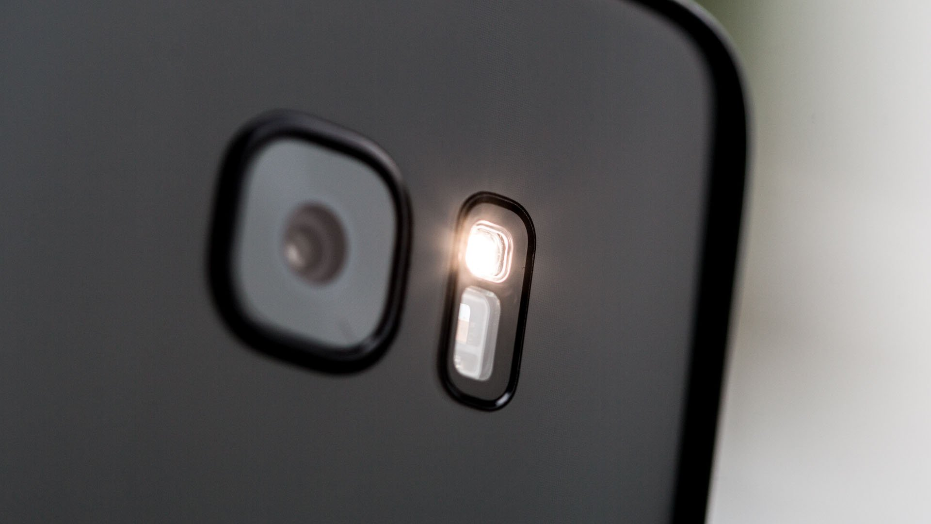 На Android появится функция, которая есть в iPhone: Android 13 позволит  пользователям регулировать яркость фонарика