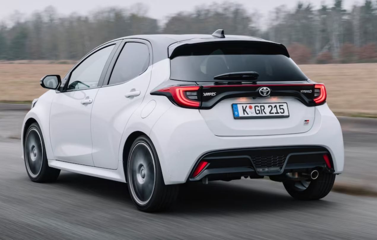 Toyota Yaris Hybrid 2020 белая