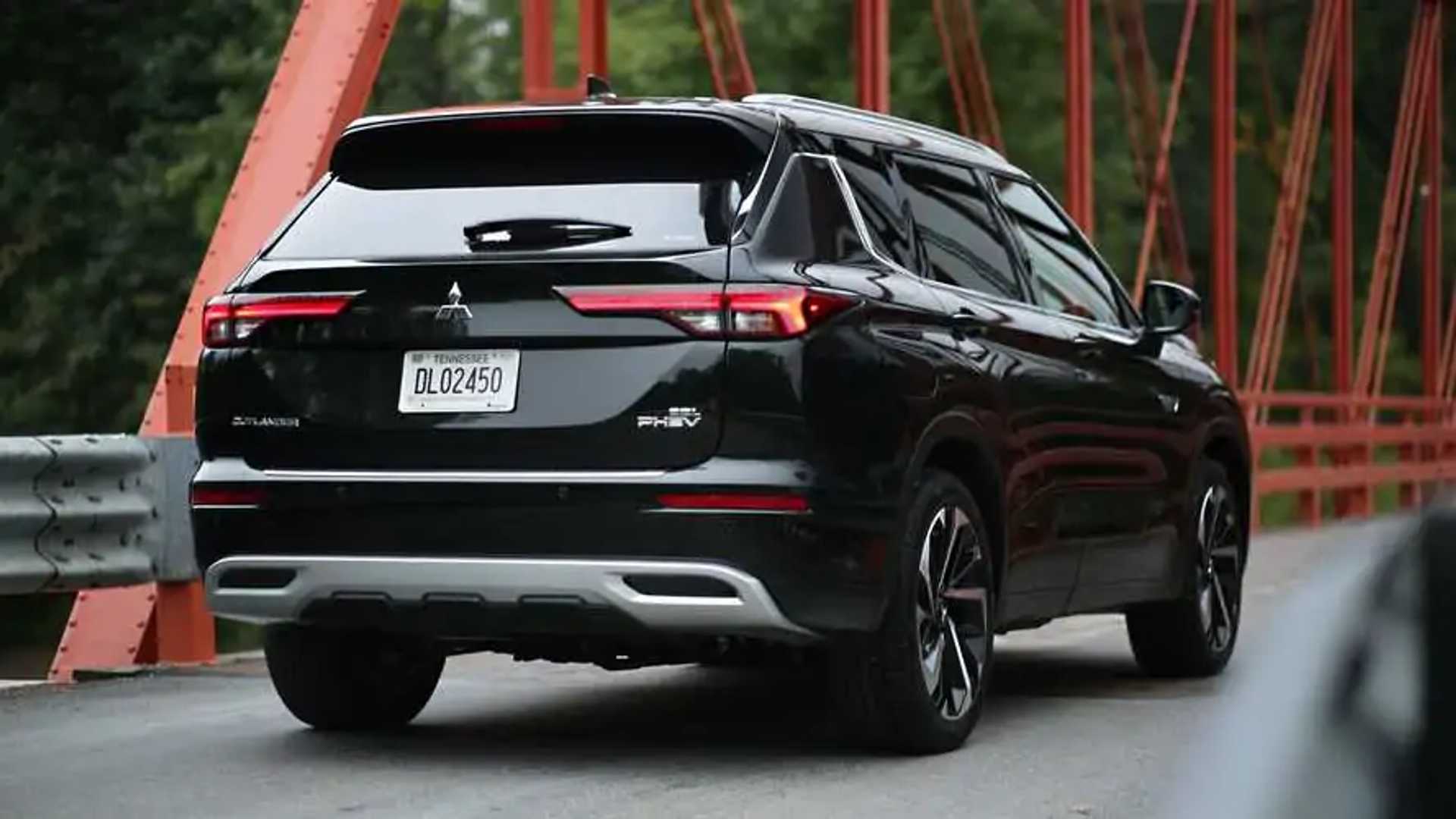 Mitsubishi Outlander подорожал в России на 500 тыс. рублей с начала года,  но есть нюанс