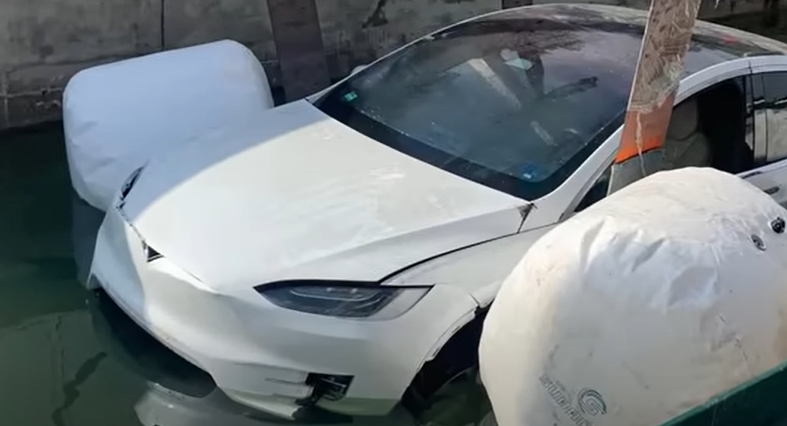 Tesla Model X загорелась под водой. Это сняли на видео