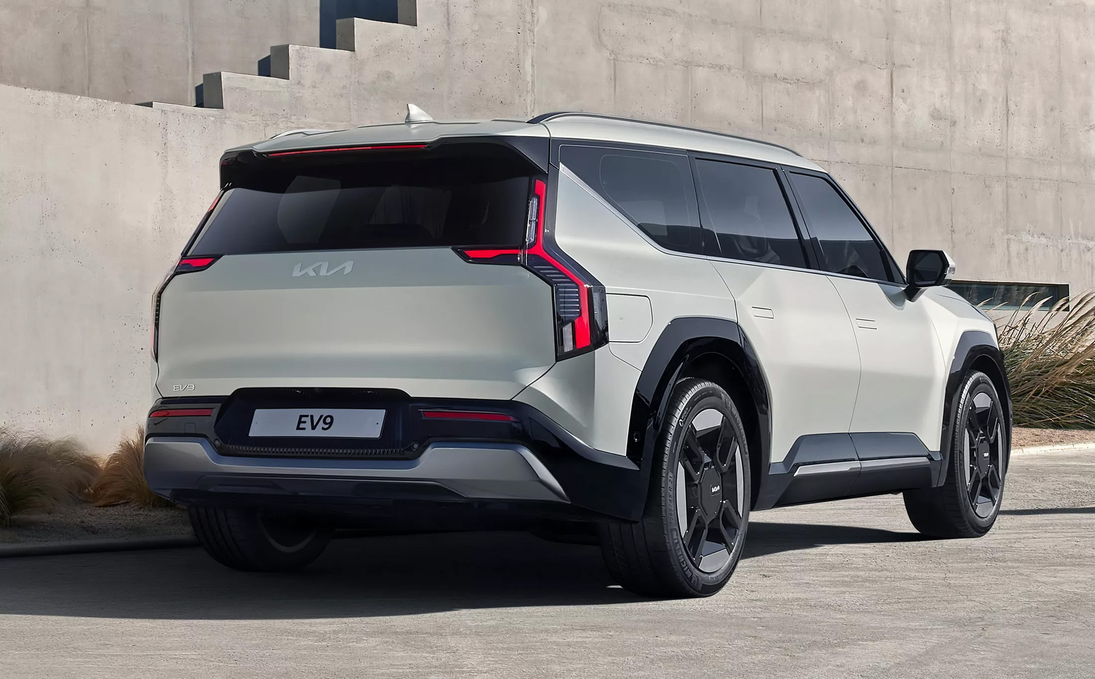 Такого авто у Kia еще не было. Представлен большой флагманский кроссовер  Kia EV9 – c футуристическим дизайном, мощной силовой установкой и  поворотными сидениями | PHP.RU