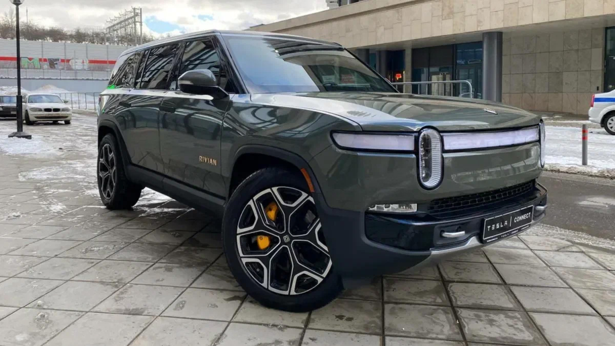 Дилеры готовы привезти в Россию из США 835-сильный внедорожник Rivian R1S с  22-дюймовым экраном, пневмоподвеской и запасом хода 500 км. Сколько за него  просят?