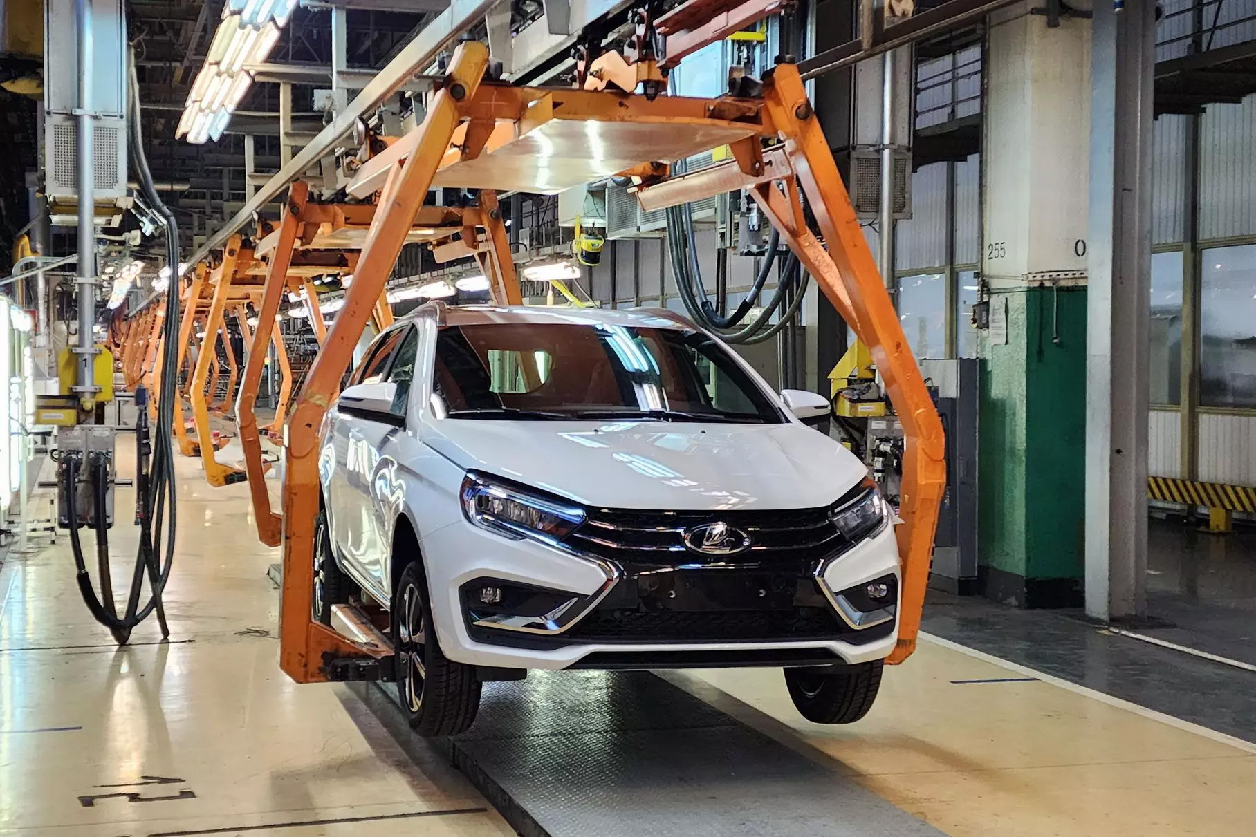 АвтоВАЗ начнет собирать Lada Vesta и Granta сверхурочно – по ночам