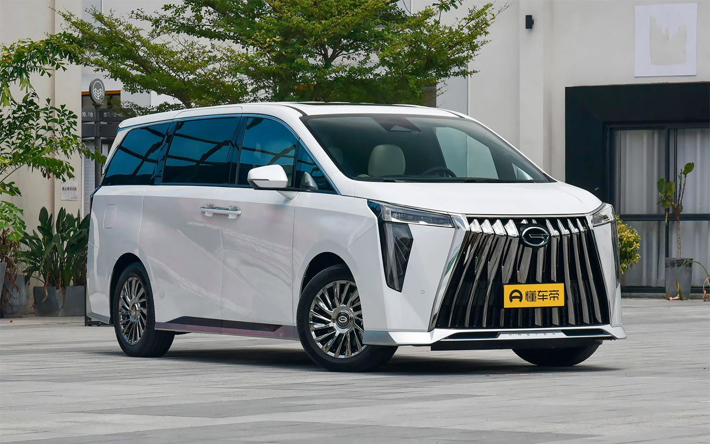 Аналог Toyota Alphard существенно подорожал в России. Минивэн GAC M8  прибавил больше 600 тыс. рублей