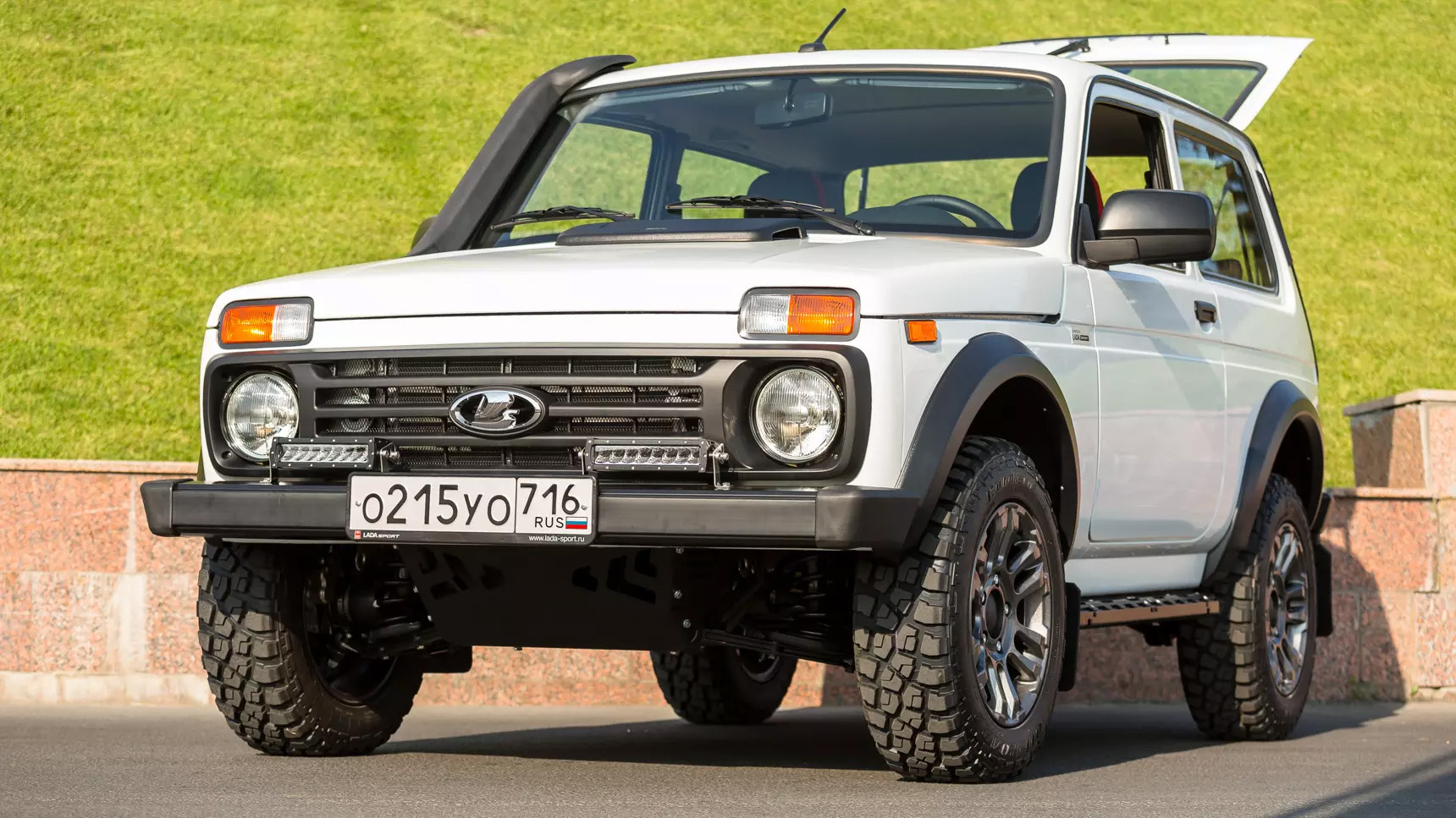 АвтоВАЗ передал новую Lada Niva Sport со 122-сильным мотором 1,8 первому  владельцу. Кто он?