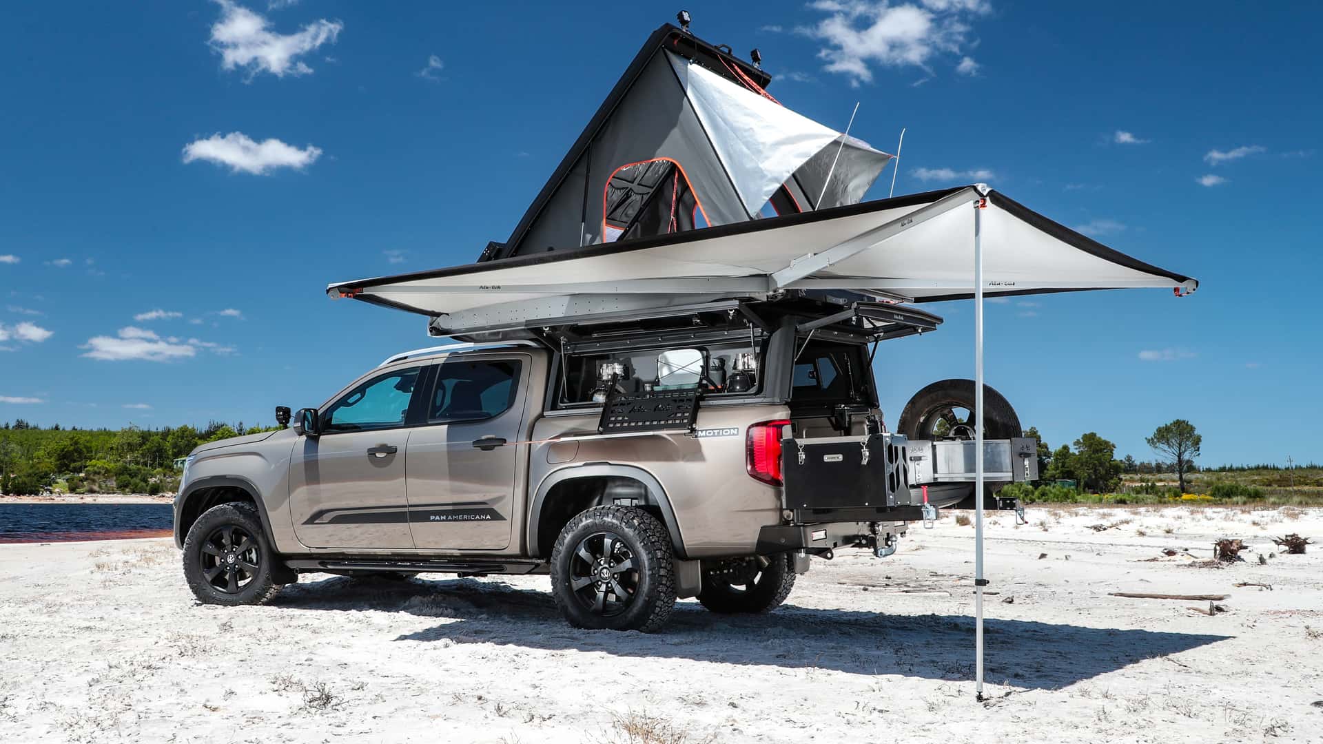 Представлен топовый Volkswagen Amarok Camper 2023 с другими подвеской,  шинами, оснащением и палаткой на крыше