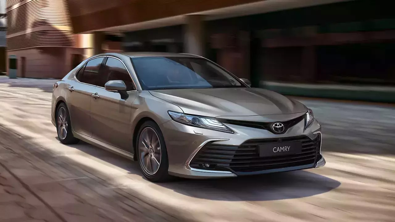 Toyota Camry вернулась на рынок Казахстана и сразу стала хитом. За японский  седан с мотором 2,5 и 8-ступенчатым «автоматом» просят эквивалент 3,82 млн  рублей