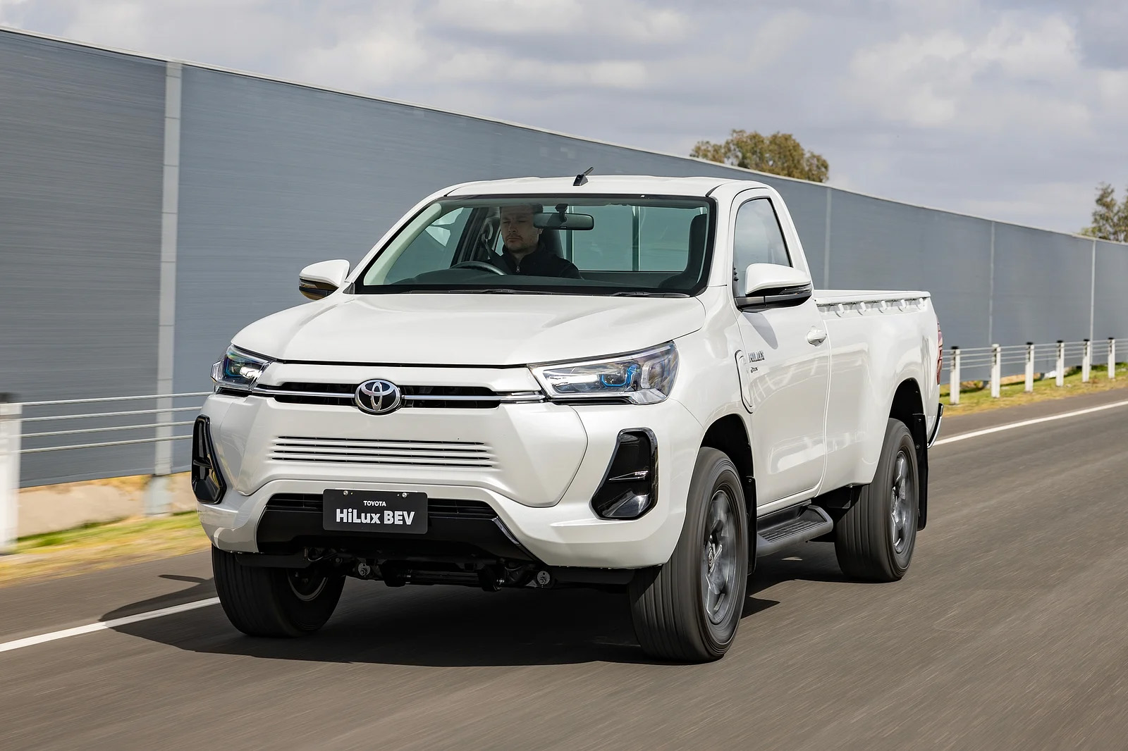 Toyota тайно показала совершенно новый Toyota Hilux. Это будет первый  городской пикап Toyota