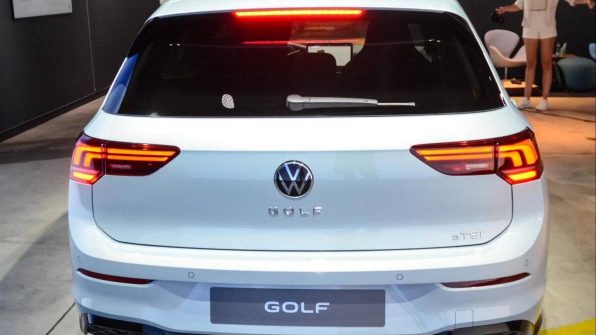 Это Volkswagen Golf 2024. Много живых фото кузова и салона с закрытой  презентации новинки