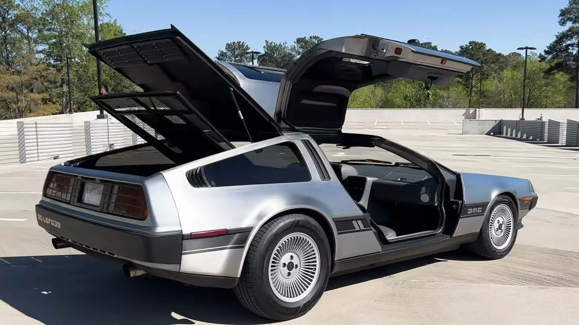 Легендарный DeLorean DMC-12 из «Назад в будущее» стал в 3,5 раза мощнее |  PHP.RU