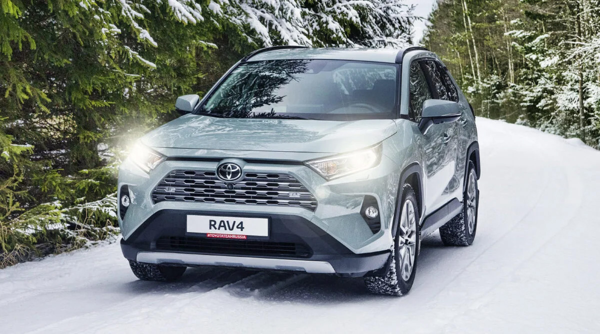 В России существенно подешевел хитовый кроссовер Toyota RAV4. Цена  снизилась более чем на 1 млн рублей