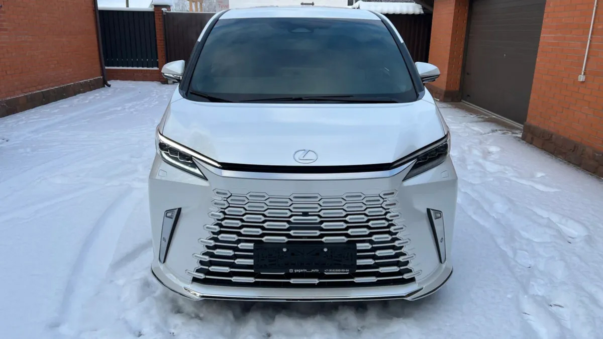 Люксовая версия новейшей Toyota Alphard приехала в Россию. В продаже  появился минивэн Lexus LM второго поколения,