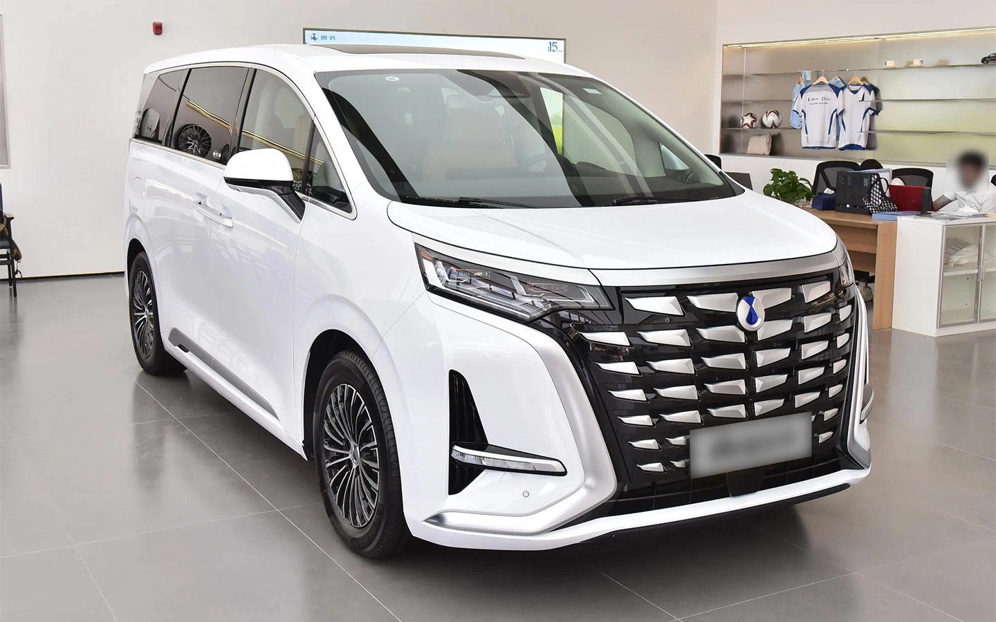 Аналог Toyota Alphard от BYD и Mercedes-Benz, который мощнее и в два раза дешевле Alphard. BYD Denza D9 продают в России за 9-10 млн рублей