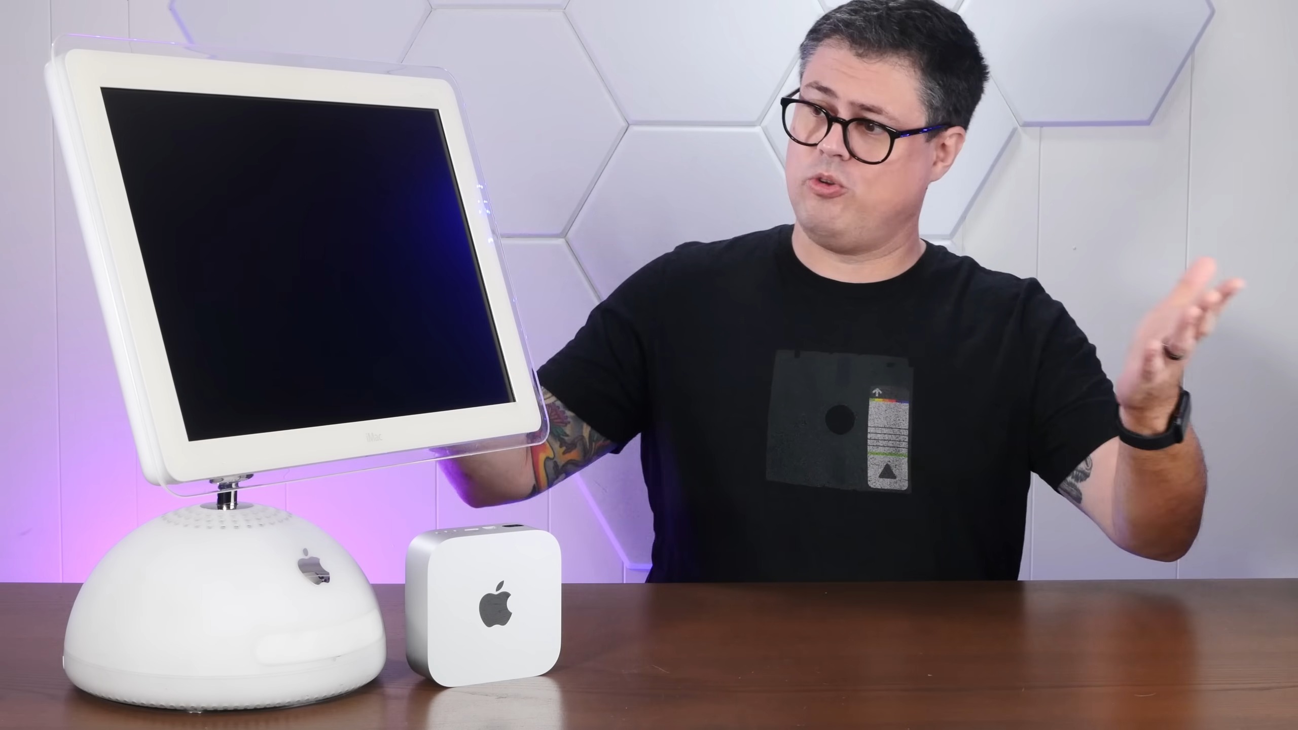 Это культовый iMac G4 на современной SoC M4. Энтузиаст разместил в корпусе оригинального моноблока плату от нового Mac mini