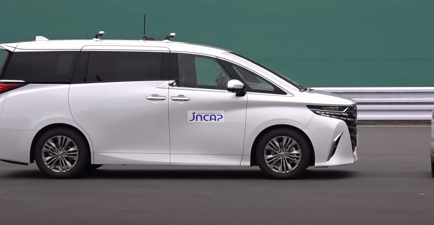 Toyota Alphard опрокинулся на бок в ходе испытаний на безопасность, но это  не помешало ему получить