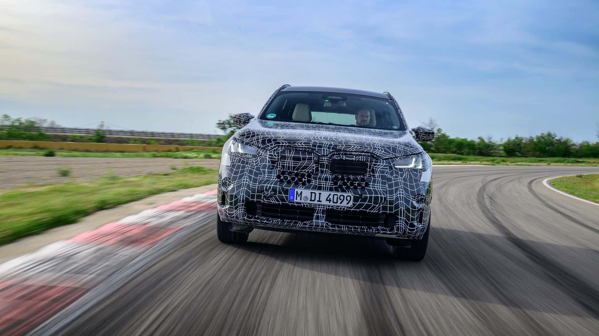 Это новейший BMW X3 2025: первые официальные фото