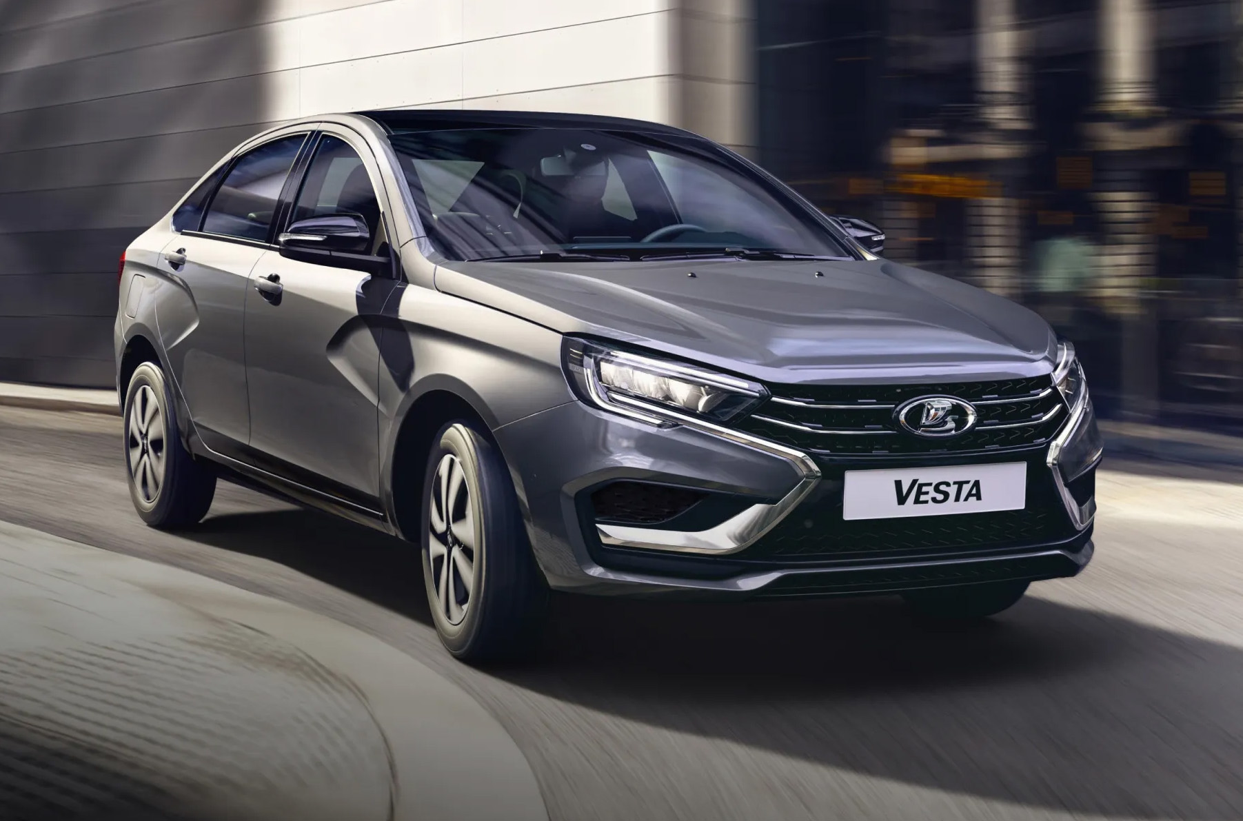 Автомат» сделал свое дело? Lada Vesta стала самым продаваемым автомобилем в  России, а Geely Monjaro