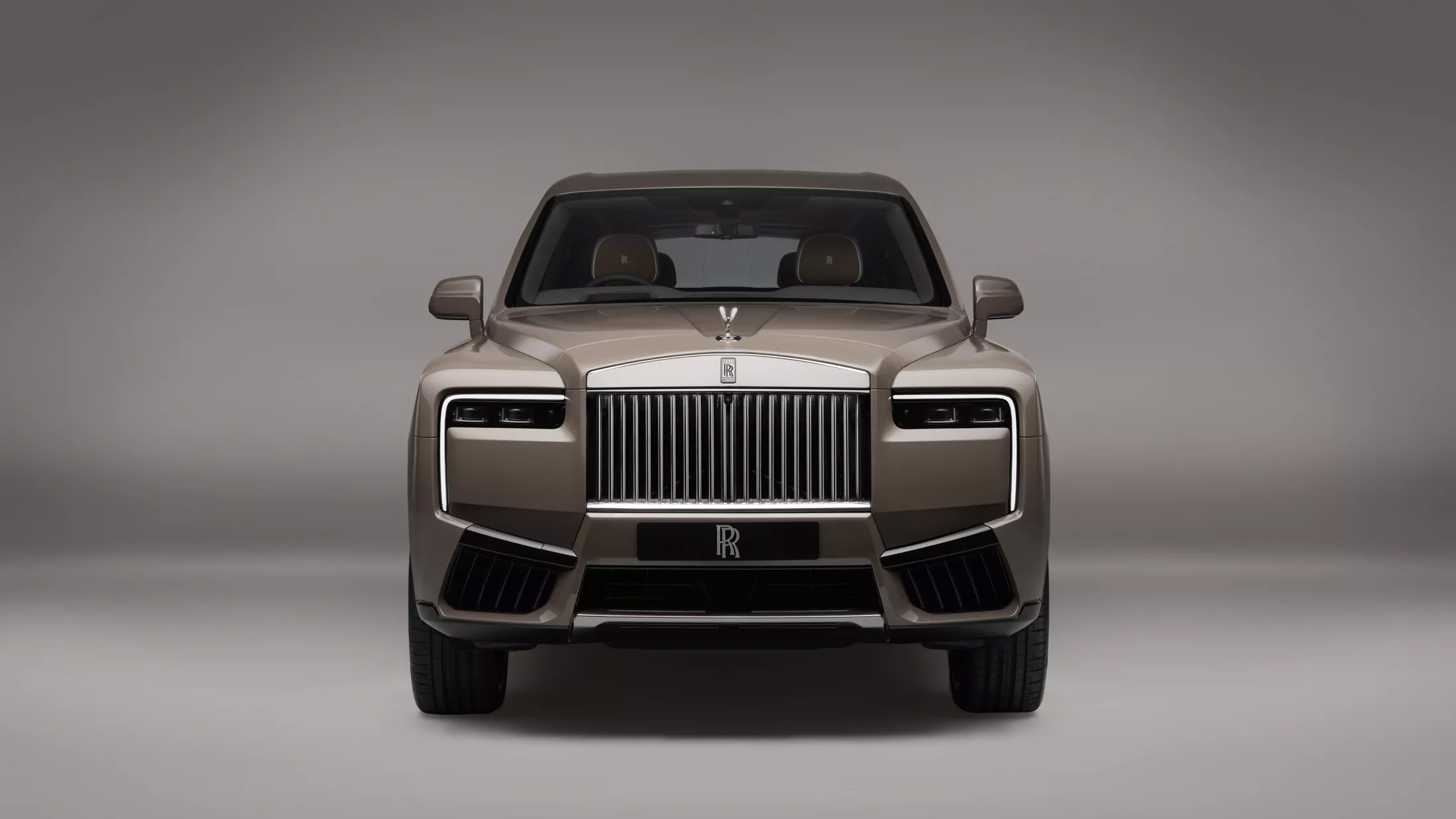 В России — новый Aurus Senat, а у Rolls-Royce — новый Cullinan: люксовый внедорожник получил светящуюся решётку радиатора и огромные 23-дюймовые диски