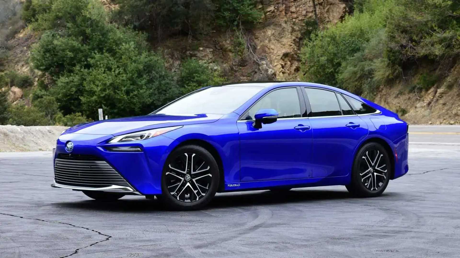 Мизерный спрос обернулся огромными скидками. В США Toyota Mirai продают за полцены — машина подешевела на 33 тыс. долларов