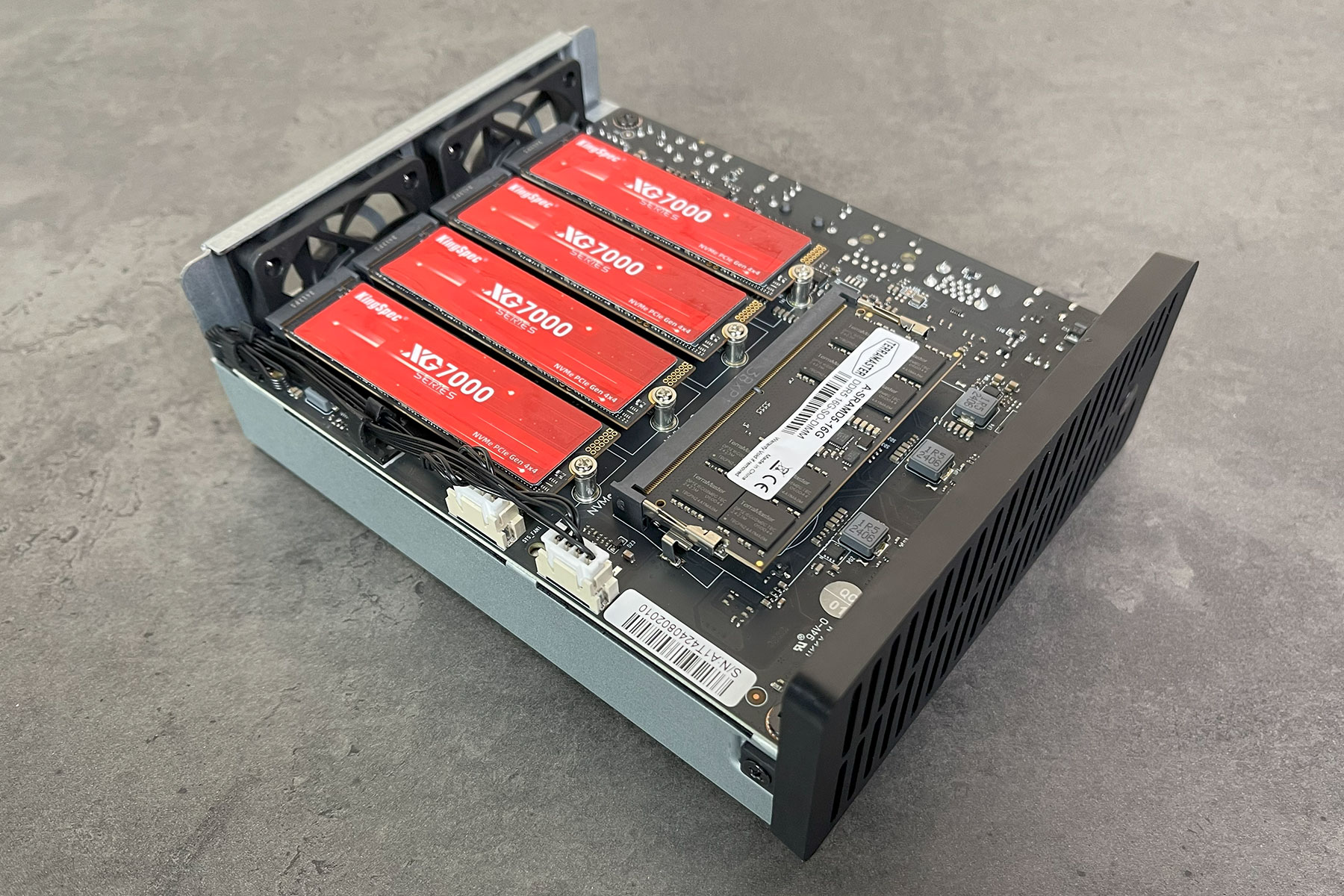 Сетевое хранилище (NAS) Terramaster F8 SSD Plus: 8 слотов M.2 для NVMe-накопителей, интерфейс Ethernet 10 Гбит/с и три USB 3.2 Gen 2