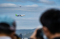 Китайские пассажирские лайнеры COMAC C919 и ARJ21 впервые покинули пределы материкового Китая, но улетели недалеко