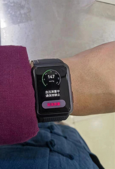 Так выглядят первые умные часы со встроенным тонометром и функцией регистрации ЭКГ. Huawei Watch D позируют на живых фото