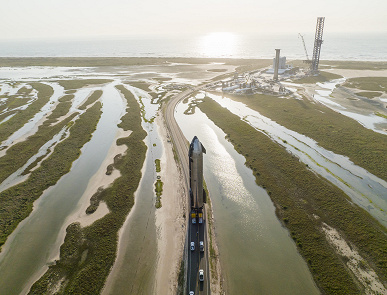 Илон Маск показал транспортировку гигантского космического корабля Starship на стартовую площадку Starbase