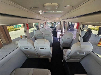 Китайцы уже научились создавать клоны Toyota Alphard, а сейчас появился клон Toyota Coaster