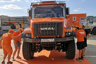 Новые фото самого крутого грузовика «Урал», который будет конкурировать с гоночными КамАЗами. Поговаривают, что мощность мотора — 1100 л.с.