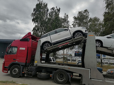 АвтоВАЗ готовится к анонсу? Новые Lada X-Cross и «заряженная» Lada Grantа замечены на автовозе