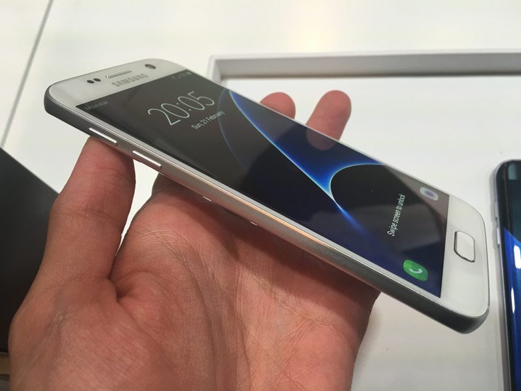 Одна из версий Samsung Galaxy S10 получит плоский экран