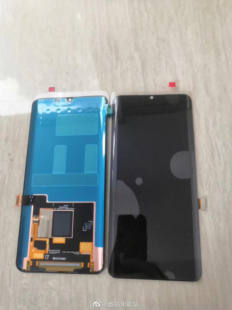 Гиперболический экран Xiaomi Mi Note 10 на живом фото