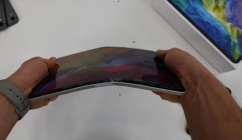 Новый iPad Pro всё ещё легко погнуть руками, но всё же он стал более прочным