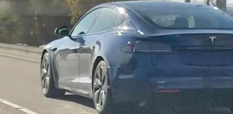 Прототип нового Tesla Model S замечен на дорогах — с изменившимися портом зарядки и задними фонарями