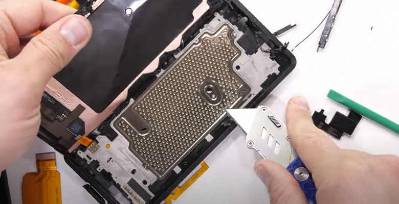 Что удивительного скрывает внутри стоящий 2500 долларов Sony Xperia Pro? Разборка показала необычную деталь