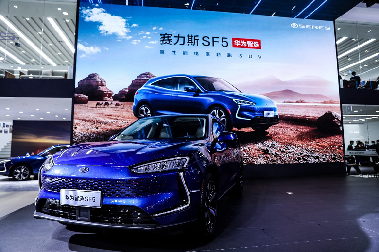 Разгон до «сотни» за 4,68 с, Harmony OS и Kirin 990A. Huawei начинает продажу гибридных автомобилей Seres SF5 в своих флагманских магазинах в Китае