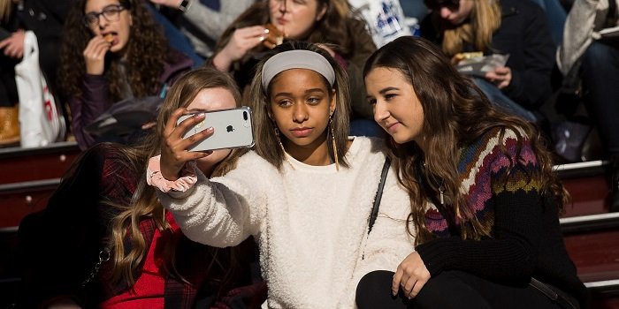 Американские подростки одержимы iPhone, но не в восторге от Apple TV+