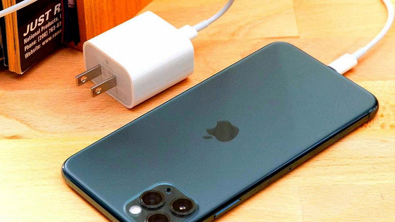 Apple наконец поставили на место. Судь заставил компанию бесплатно поставить зарядное устройство покупателю iPhone 12