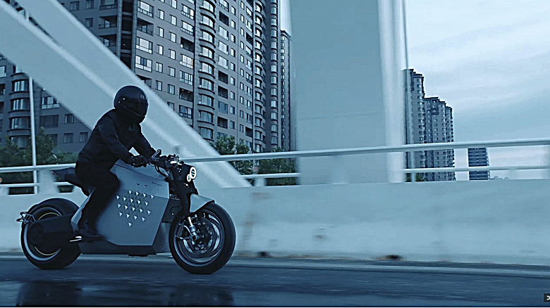 Электрический мотоцикл Da Vinci DC100 с запасом хода 400 км может держать равновесие и следовать за вами