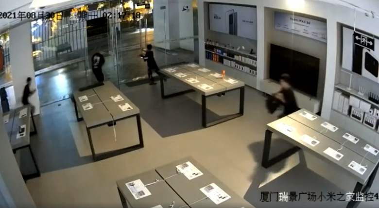 Подростки ограбили магазин Xiaomi менее чем за 30 секунд