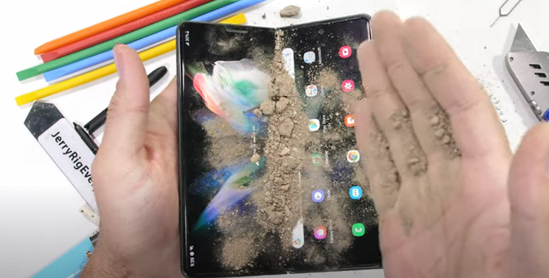 Что будет, если насыпать земли в Samsung Galaxy Z Fold3? Аппарат выдержал испытания блогера JerryRigEverything