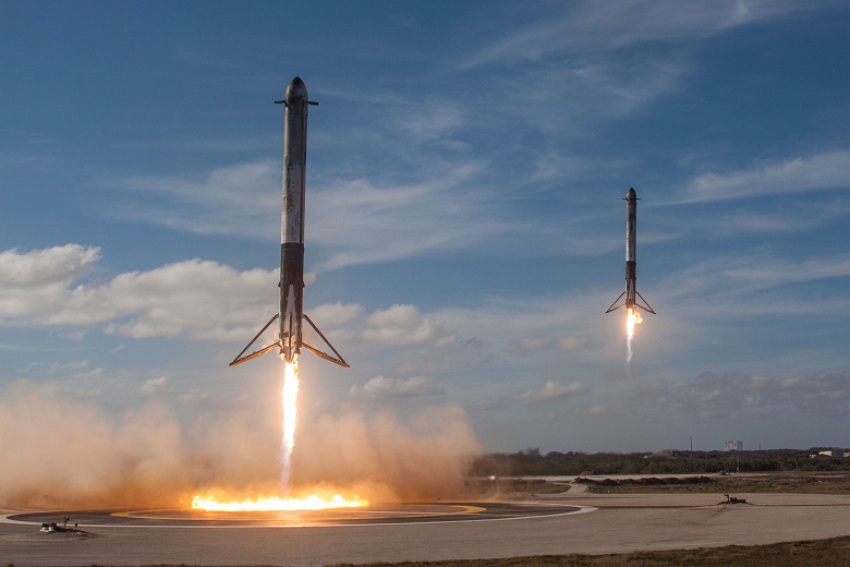 SpaceX запустила ракету Falcon Heavy впервые за три года. На борту – засекреченный военный спутник и исследовательский микроспутник TETRA-1