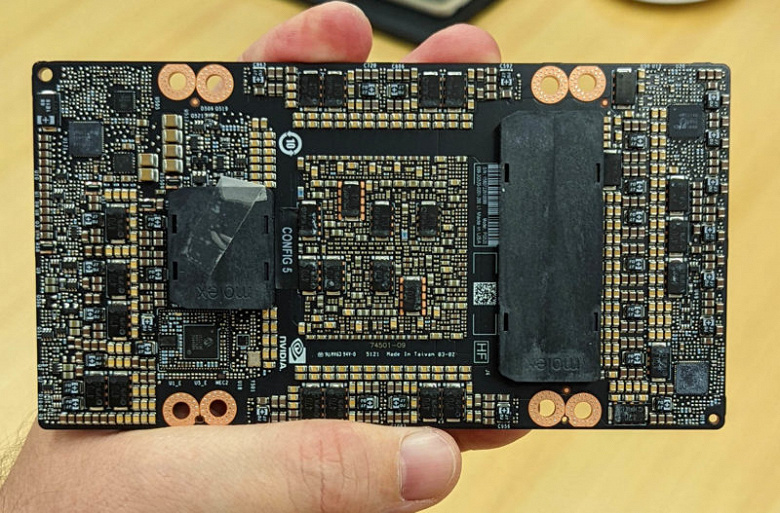 80 ГБ памяти HBM3, 80 млрд транзисторов и 700 Вт мощности при размерах типичного смартфона. Появились живые фото Nvidia H100