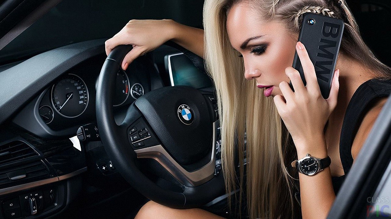 Исследование: каждый пятый автомобилист в России отвлекается на смартфон за рулём, а каждый третий — говорит с машиной